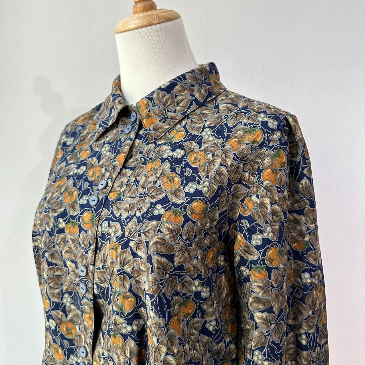 藍底橙色果實圖案長袖上衣