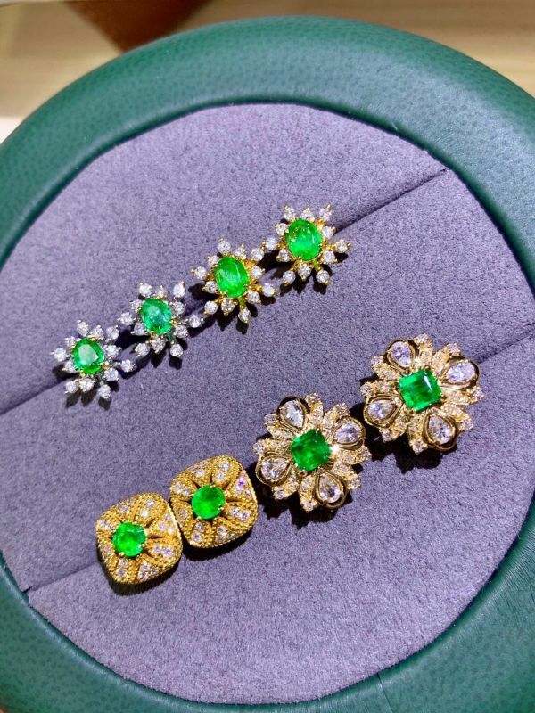 18k vivid green 祖母綠黃金耳釘