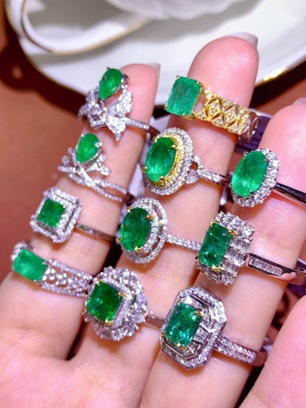 18k vivid green 金天然木佐祖母綠戒指