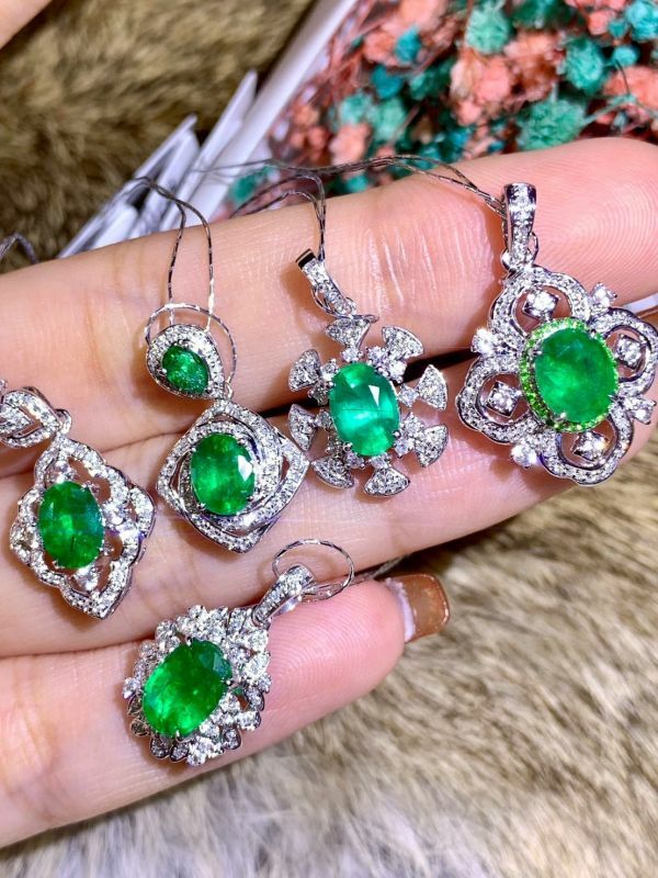 18k  vivid green 金鑲天然祖母綠吊墜(不含鏈)