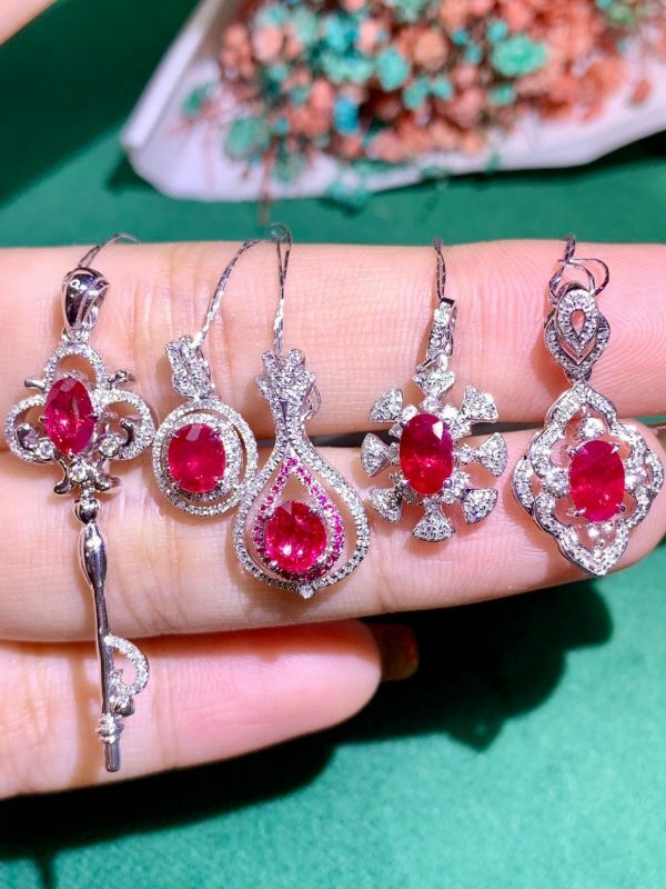 18k 金鑲嵌天然紅寶石吊墜(不含鏈)