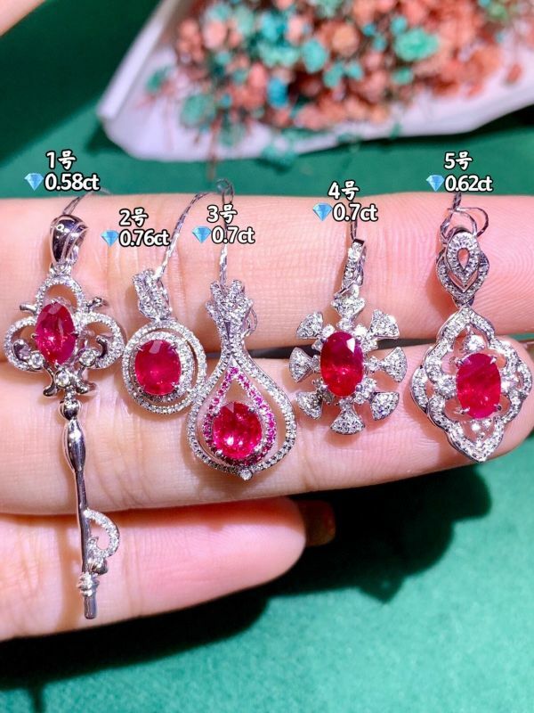 18k 金鑲嵌天然紅寶石吊墜(不含鏈)