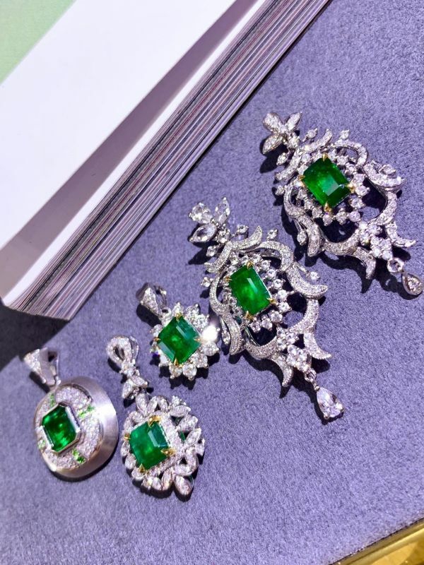 18k 金鑲嵌天然木佐色祖母綠吊墜(不含鏈)