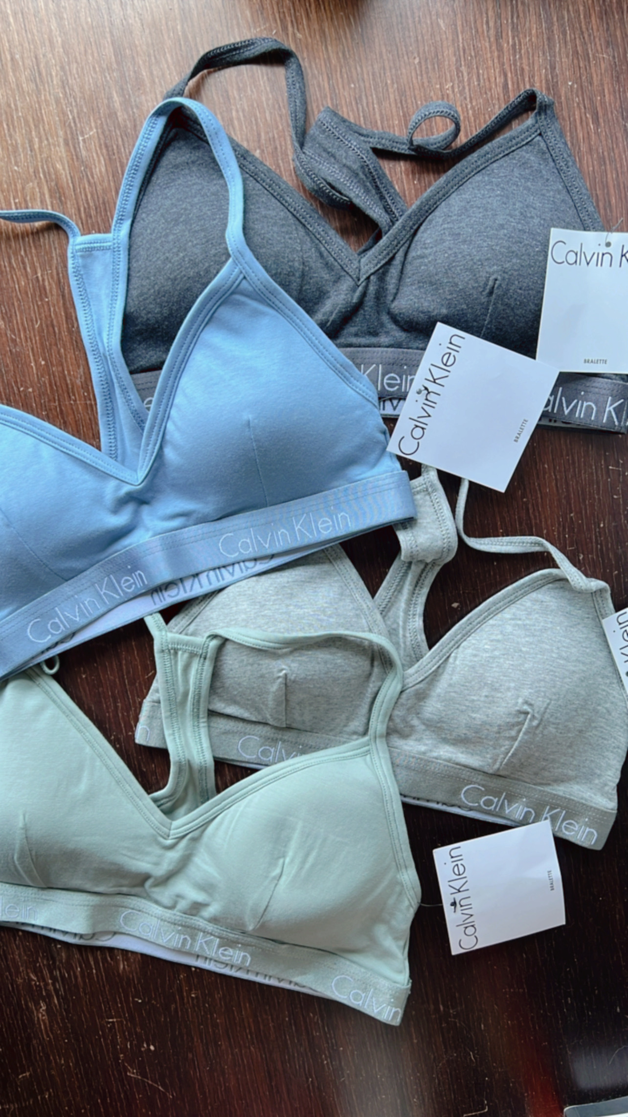 CK v領有襯墊內衣V-Neck Racerback Bralette