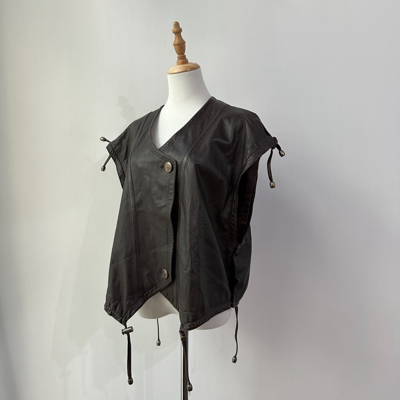 簡約摩卡啡闊身羊皮背心