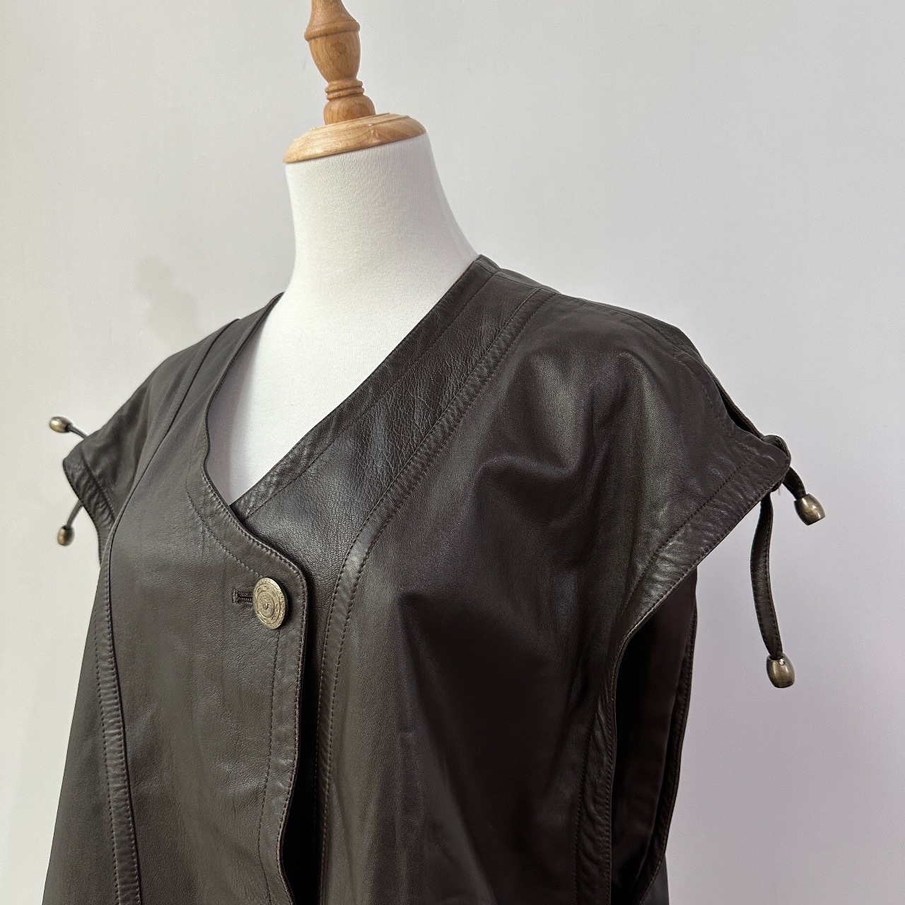 簡約摩卡啡闊身羊皮背心