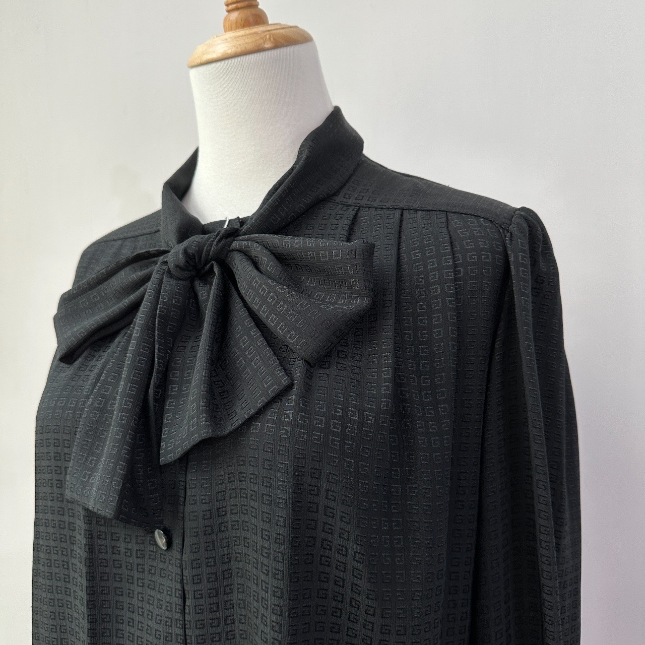 Givenchy Vintage 黑色光澤感蝴蝶結領口上衣