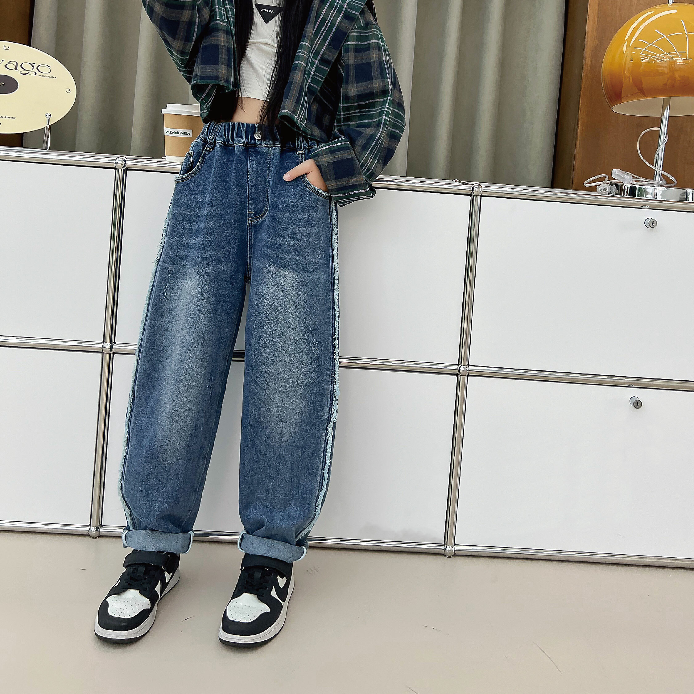 【H35159】特殊剪裁側面抽鬚設計牛仔褲