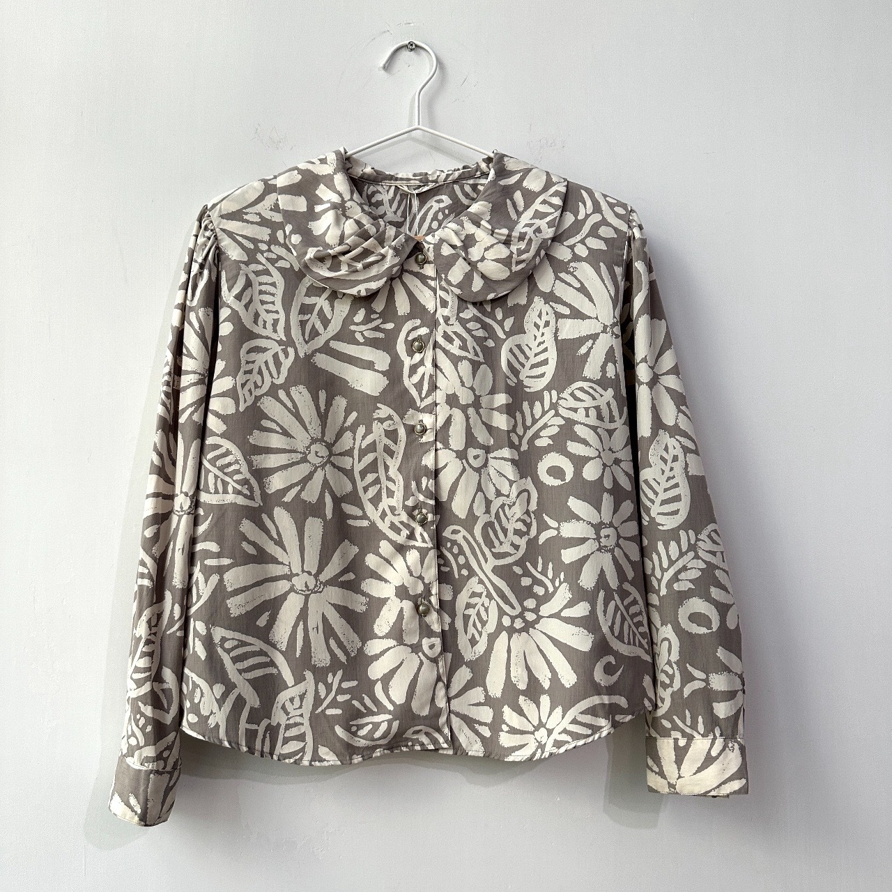 日本製灰色童趣感花瓣領長袖上衣