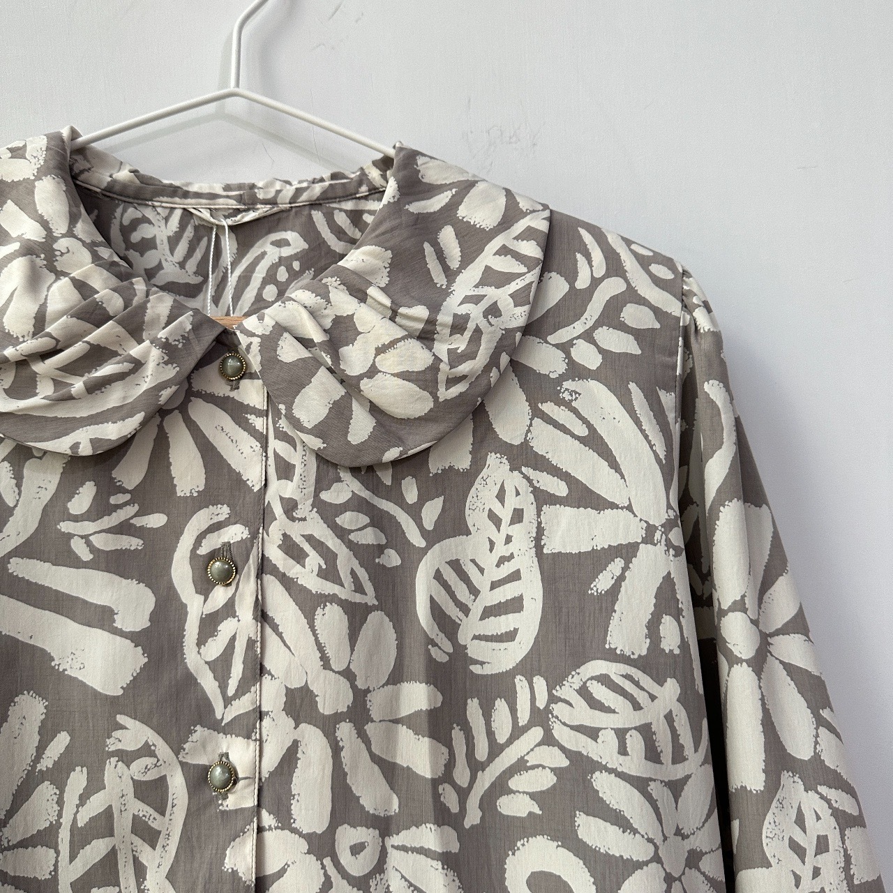 日本製灰色童趣感花瓣領長袖上衣