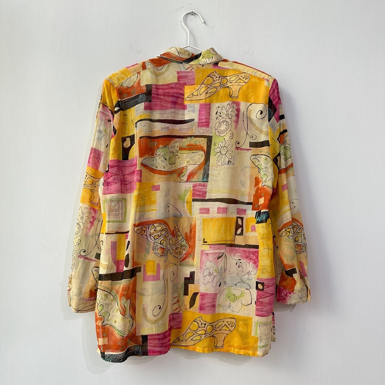 明亮色抽象風配高跟鞋圖案上衣