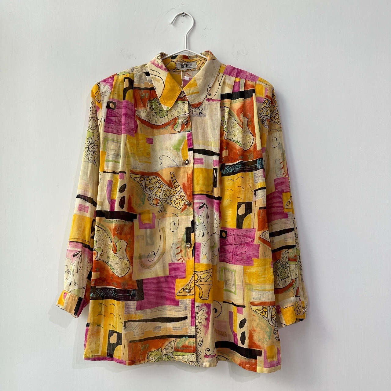 明亮色抽象風配高跟鞋圖案上衣