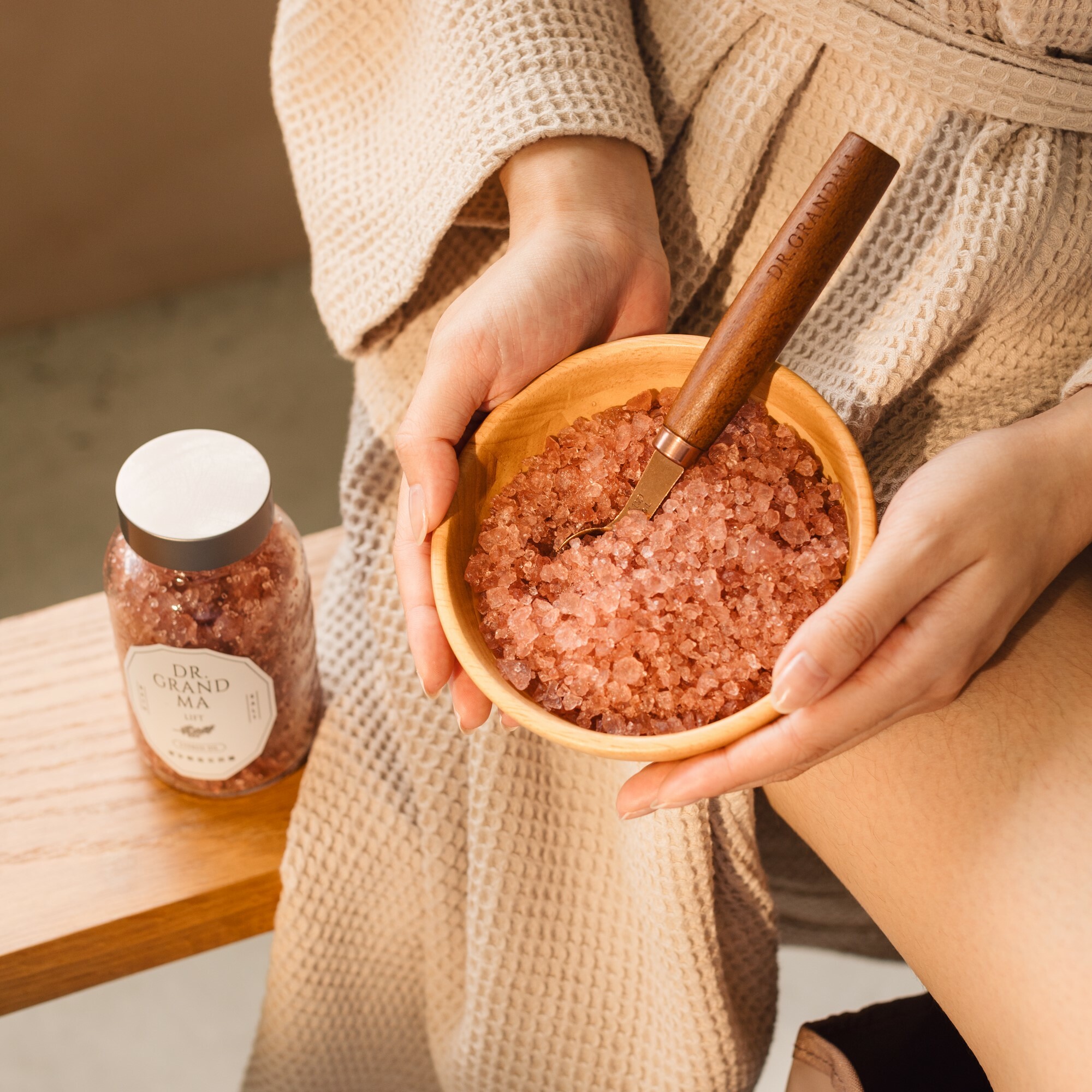 [清貨2折]【到期日:2026年10月】漫步輕盈足浴鹽1罐｜釋放小腿疲勞｜精油SPA泡腳｜中醫師 芳療師養生推薦 300g