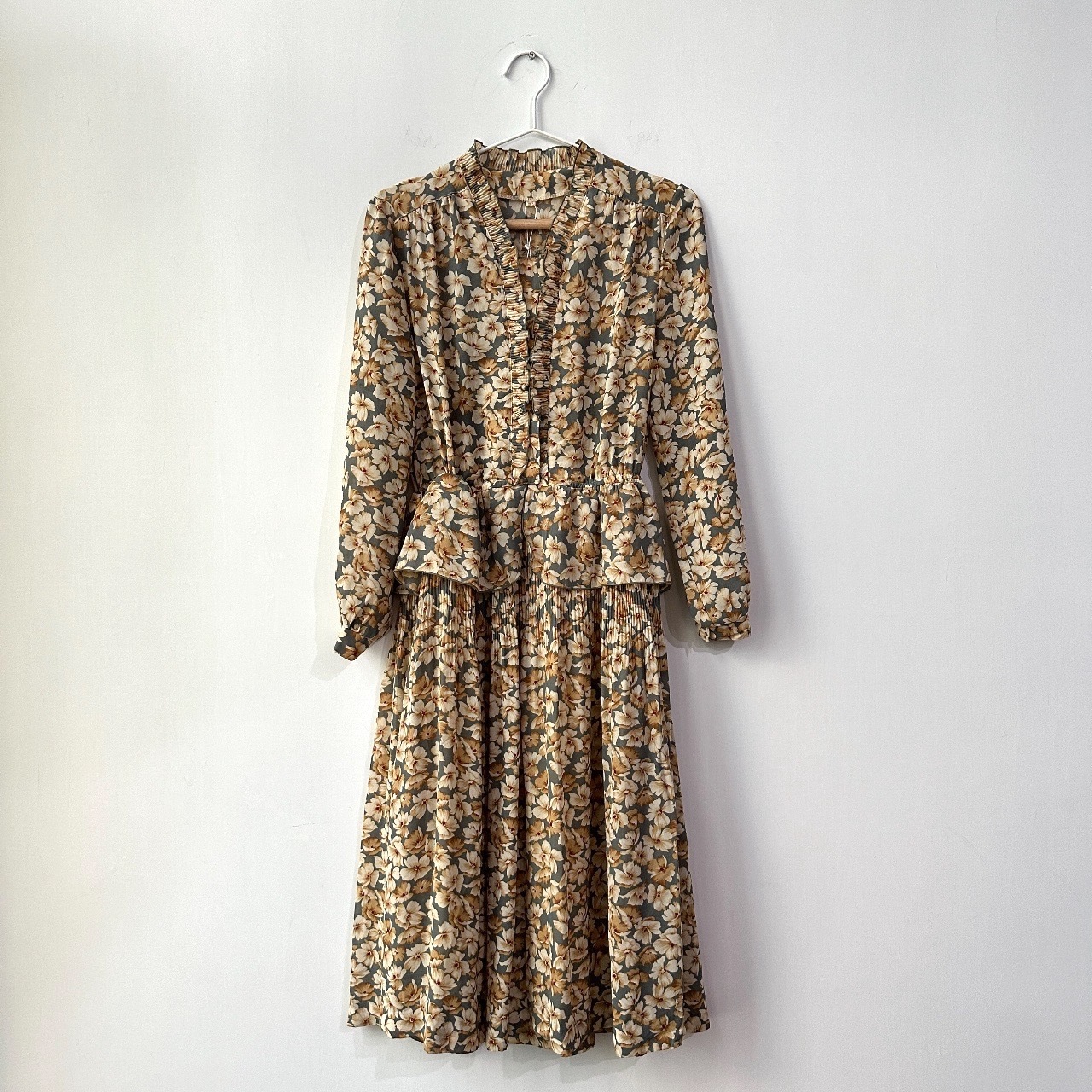 霧灰色橙花荷葉邊雪紡連身裙