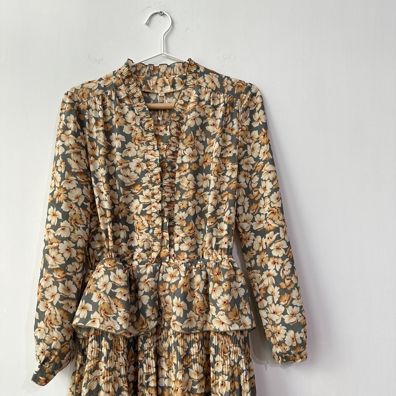 霧灰色橙花荷葉邊雪紡連身裙