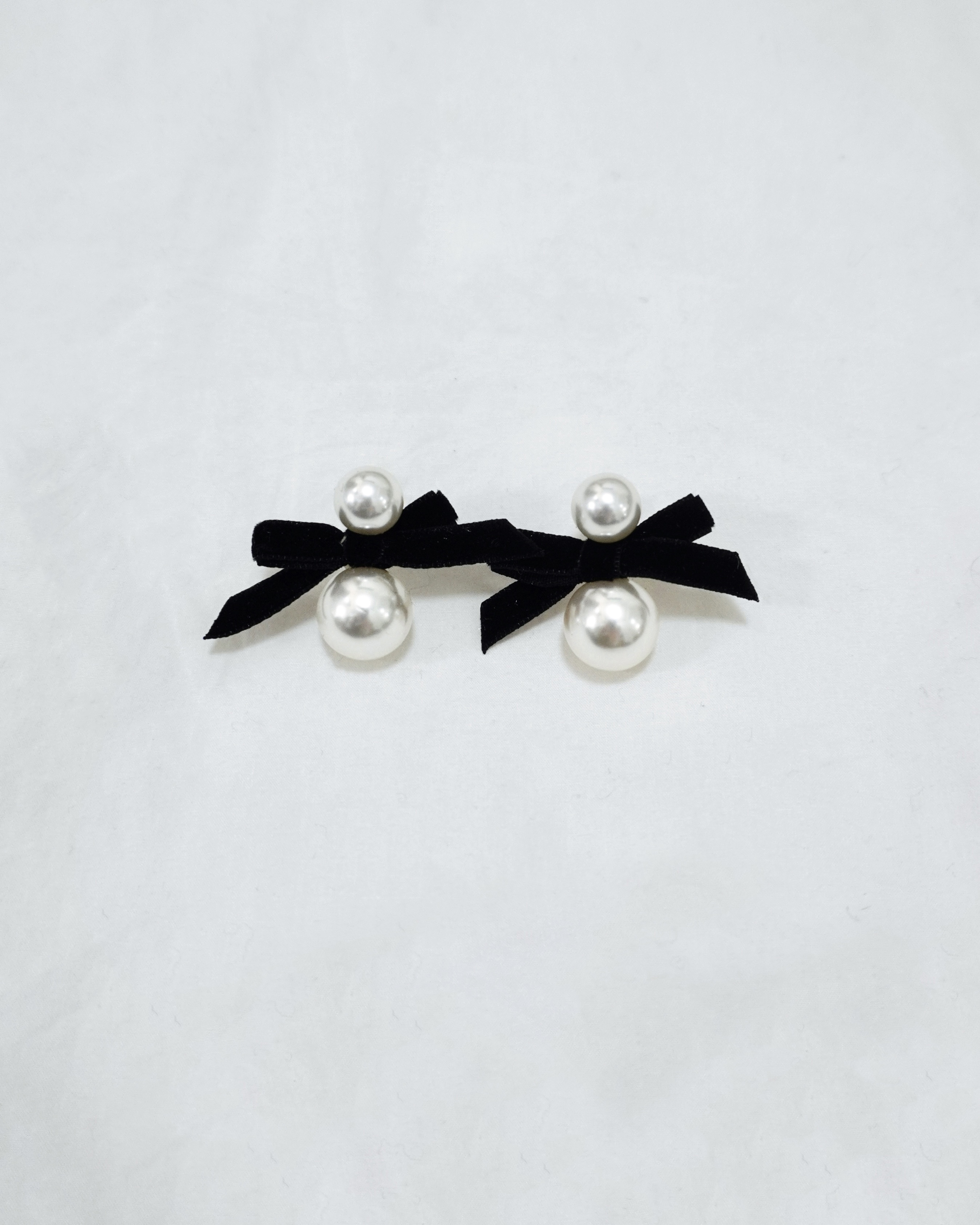 大小珍珠拼絨面蝴蝶耳環