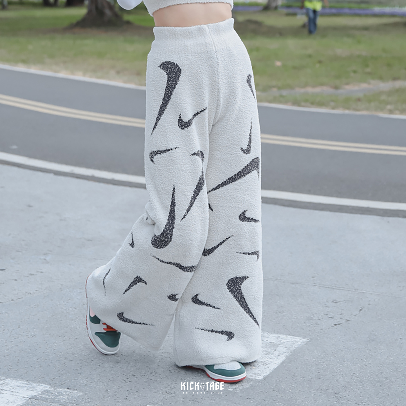 **特價商品售出不退換** 女款 NIKE SPORTSWEAR COZY BOUCLE PANT 米杏 滿版勾勾 毛絨 針織 寬褲 長褲【FD4289-104】25SALE