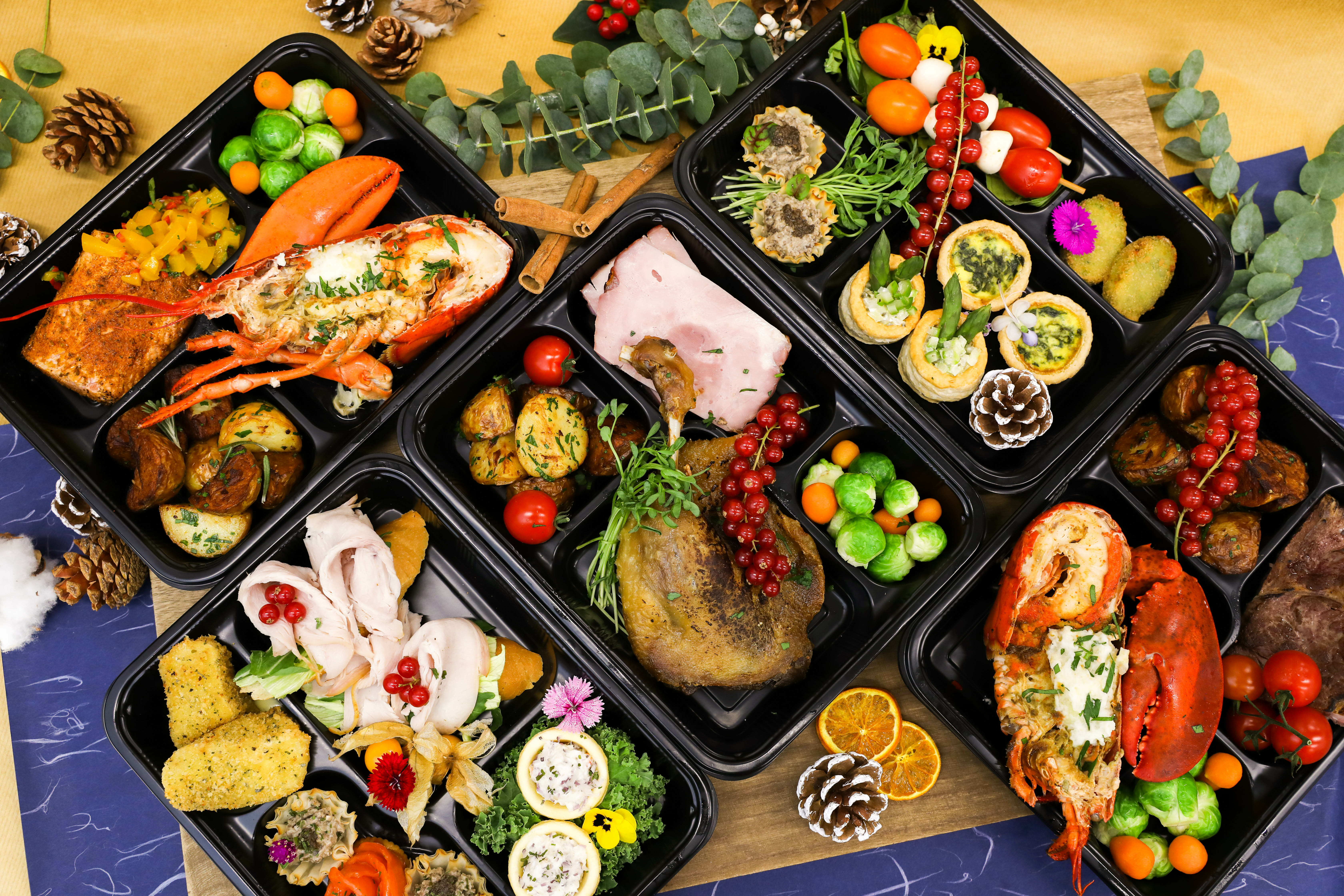 Christmas Bento Boxes-香煎露斯馬利雞扒伴香煎香辣三文魚扒(每款最少訂5盒)