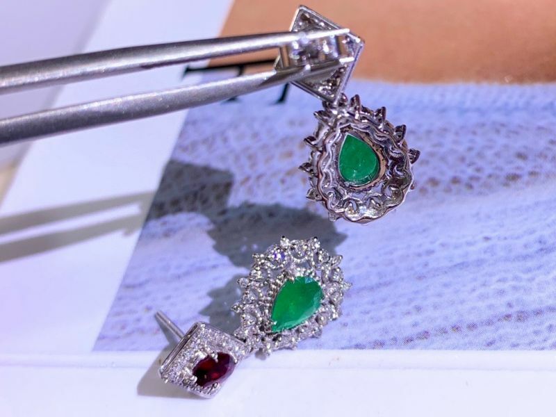 18k 金天然 vivid green 祖母綠