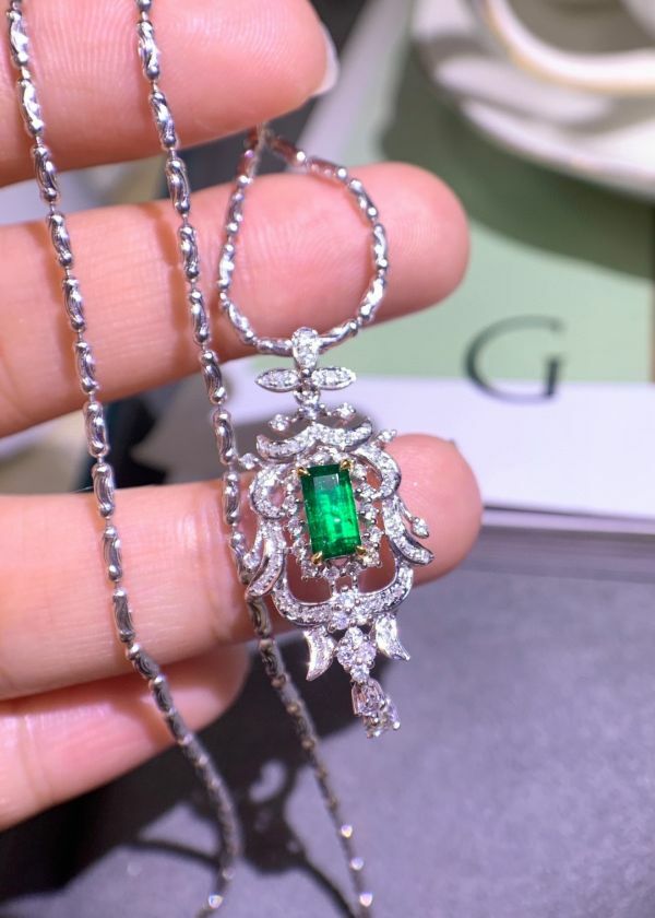 18k 金天然 vivid green祖母綠吊墜(不含鏈)