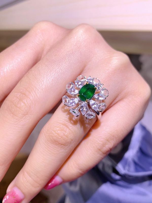 18k 金鑲嵌天然vivid green 祖母綠戒指