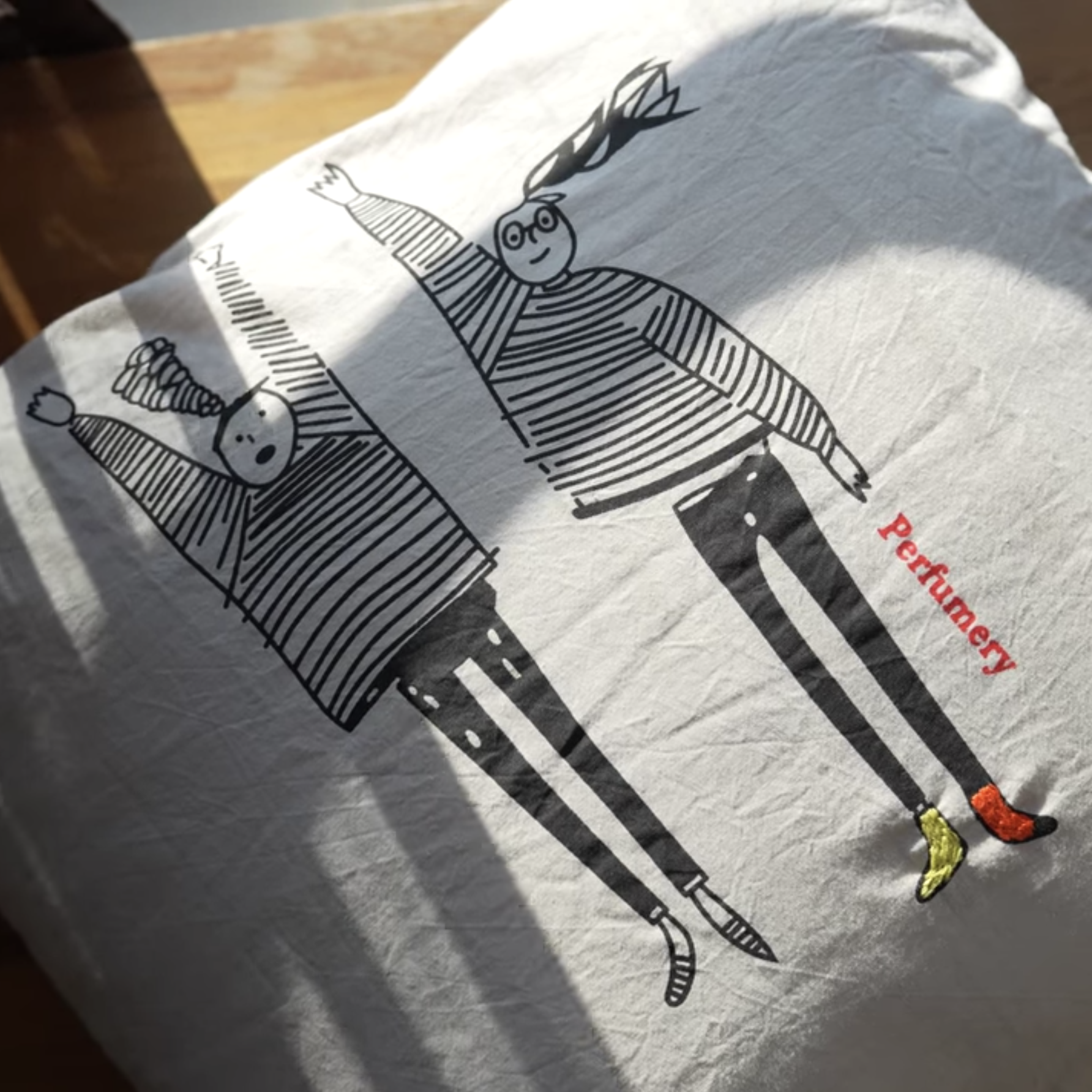 舊衣改造胖嘟嘟抱枕，一件T恤+襯衫手縫就能輕鬆完成