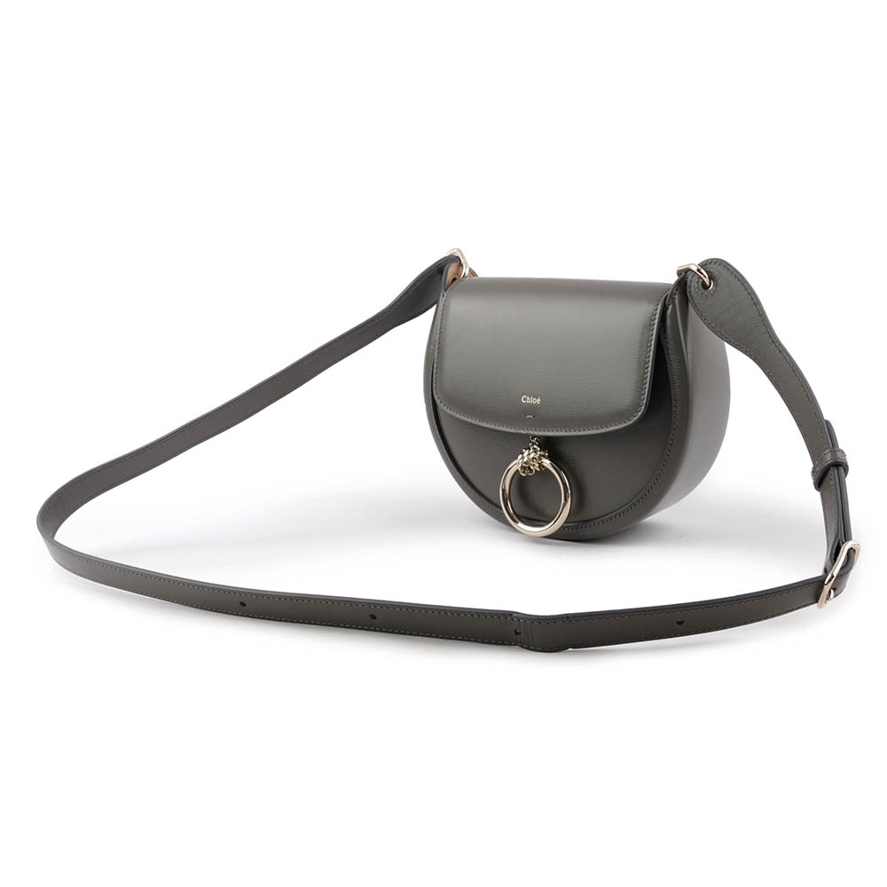【CHLOE'】Arlene Small 圓環小牛皮半月型斜背包(象灰色) CHC23AS141J38 066