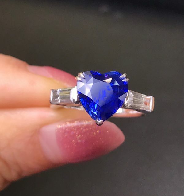 3.29ct 心型18K藍寶戒指
