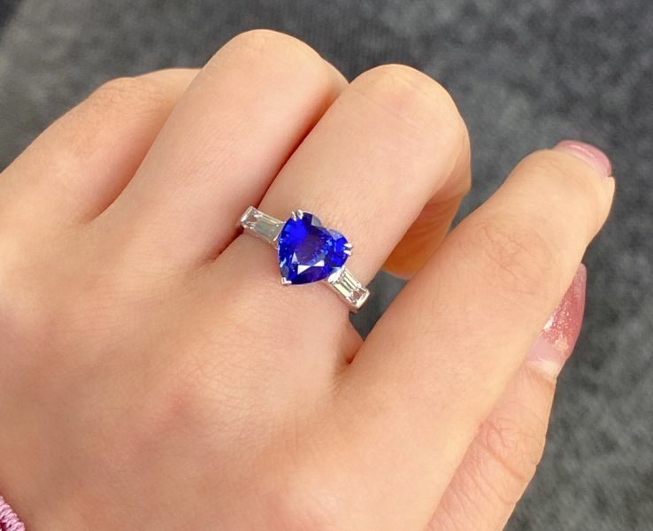 3.29ct 心型18K藍寶戒指