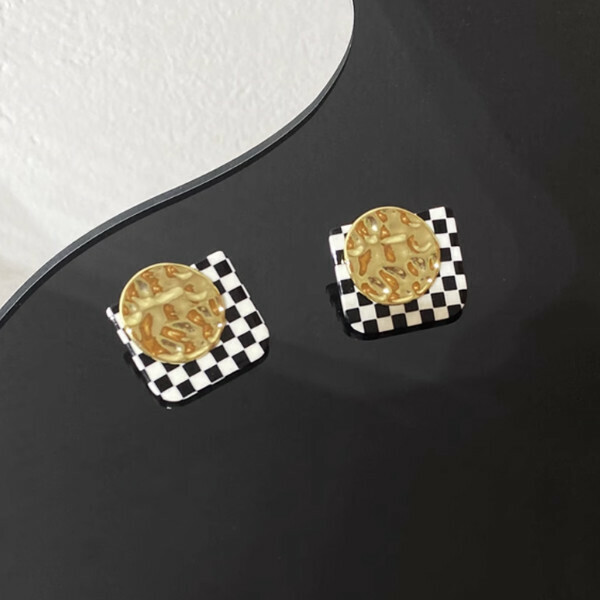 The chessboard is decorated with gold ears