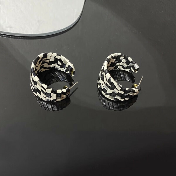 Metal black and white lattes