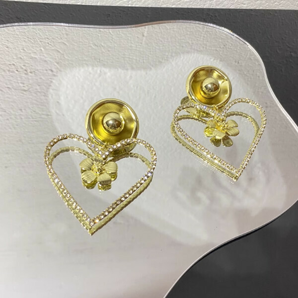 Metal love flowers decorate the ears