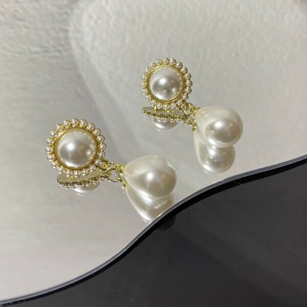 Jane pearl ear ornaments