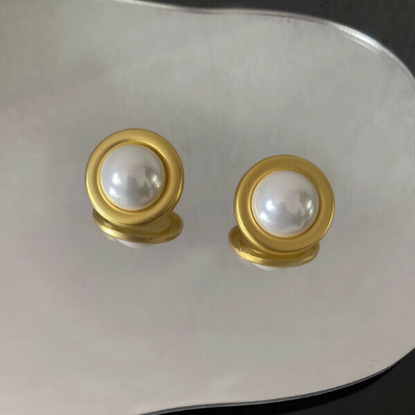 Round-shaped imitation pearl earrings
