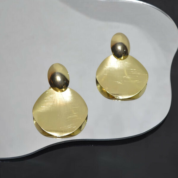 Round-shaped gold pleated earrings