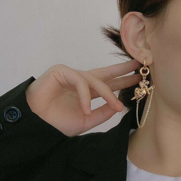 The metal love sword wears long earrings