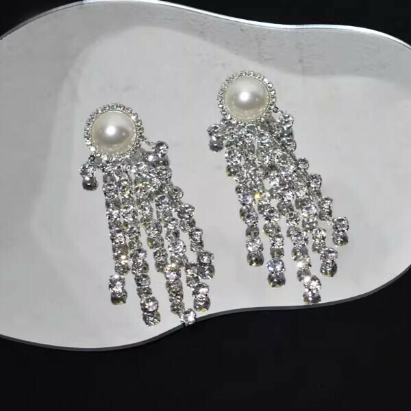 Long style is worn by Su earrings
