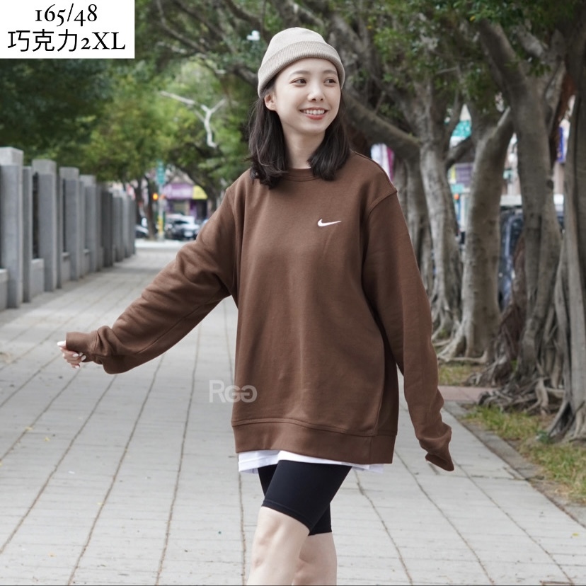 女模穿著Nike Club Fleece 單勾內刷毛大學T巧克力色半身照