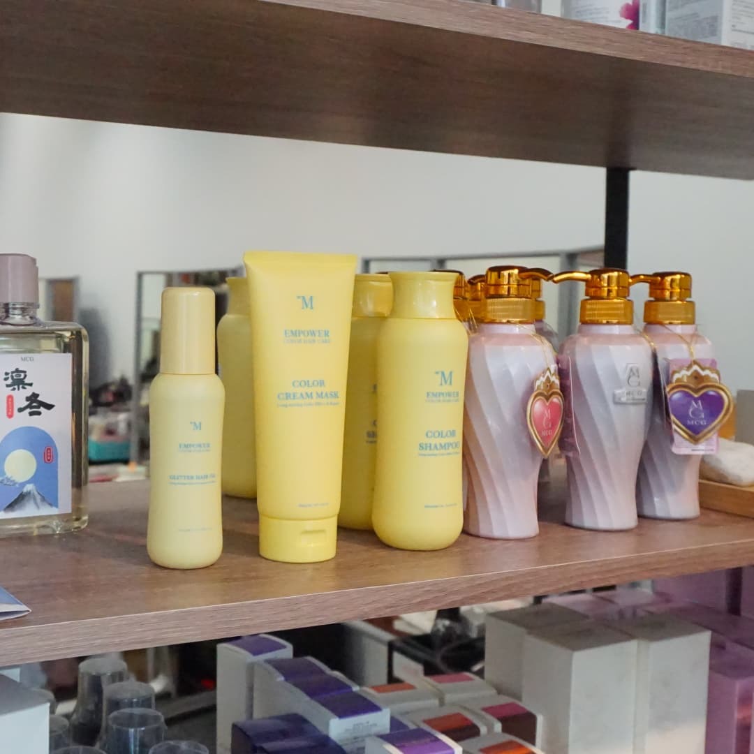 雲林美都髮廊店內產品MCG大地根迭系列(控油/保濕洗髮精)。MEM蜜泫富潤澤髮浴