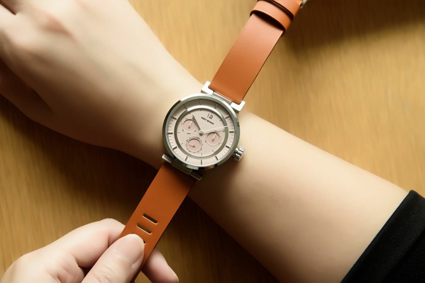 萬年鐘錶 - 三宅一生 ISSEY MIYAKE   和田 智 | Satoshi Wada 限量款三眼皮革女錶   NYAB702Y / VD75-0030P   MINI - W  錶徑39MM