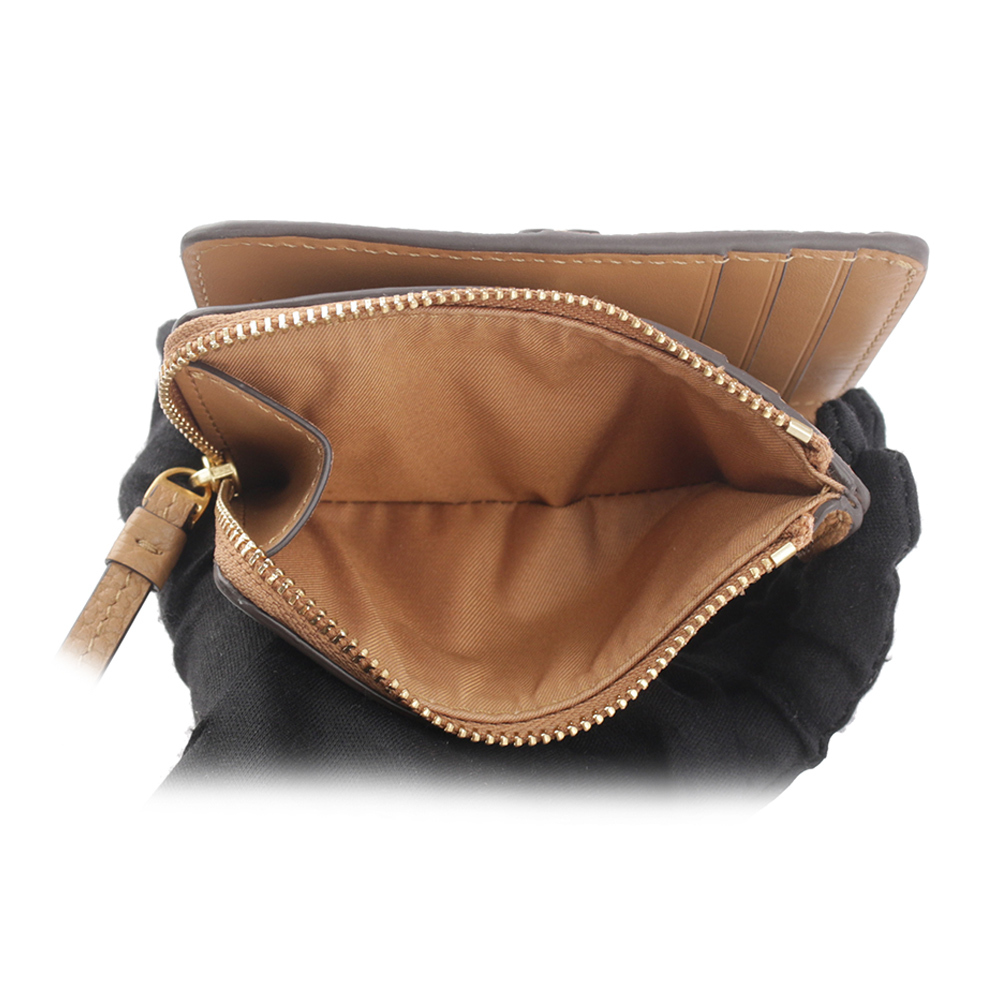 【TORY BURCH】McGRAW 鵝卵石皮革暗釦對開二折短夾(提拉米蘇) 148751 227