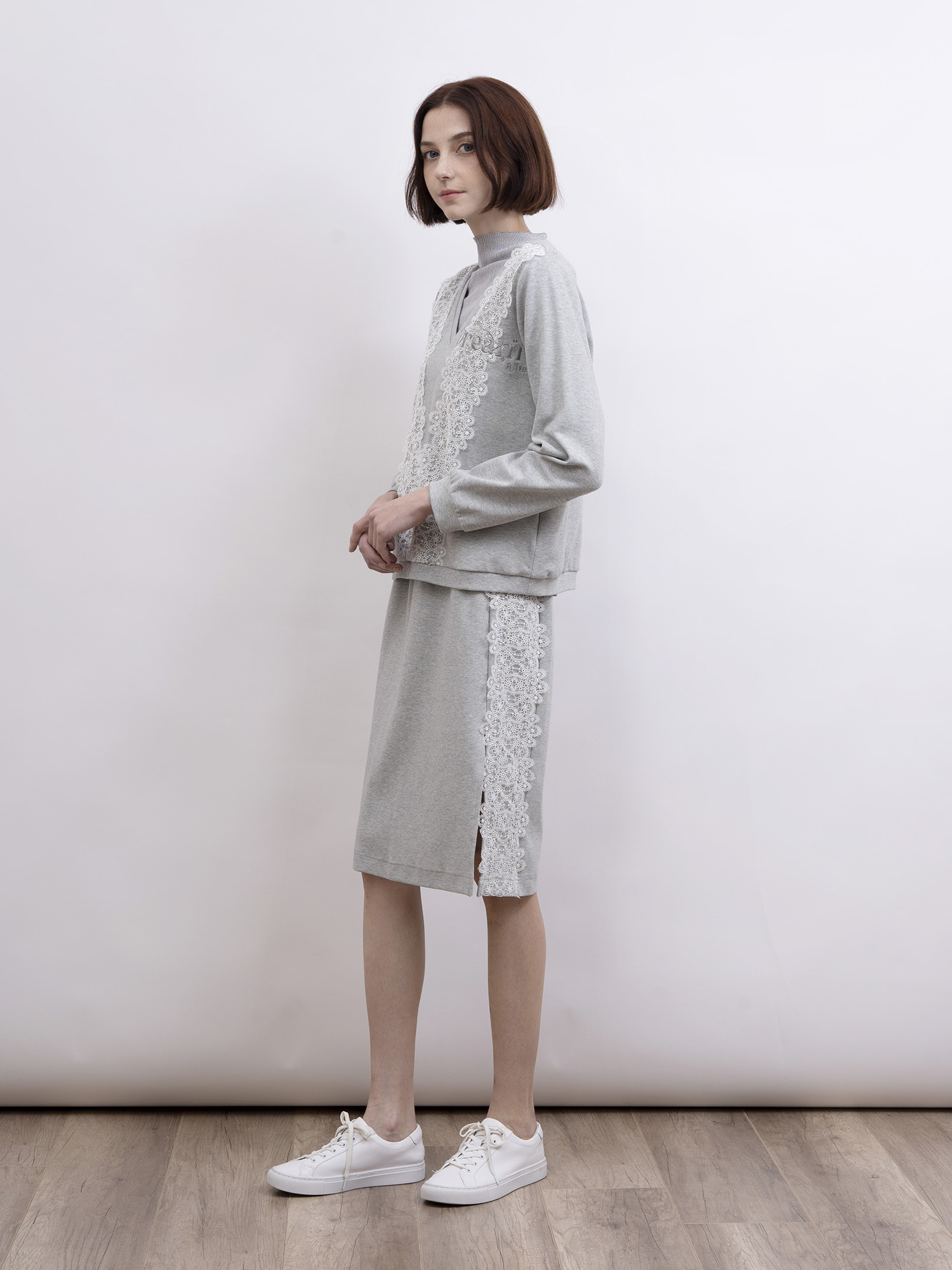 mi-tu 蕾絲飾邊V領衛衣