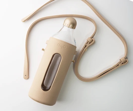 M2O | sport bottle with vegan leather cover & belt - Light Cream