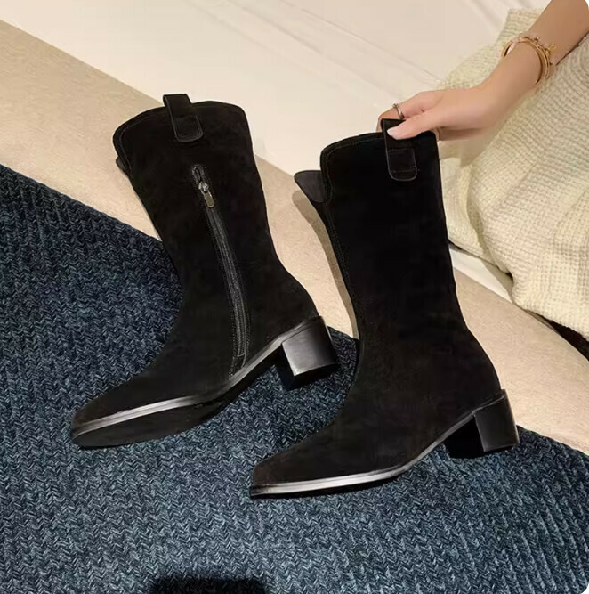 Block heel pointed-toe boots