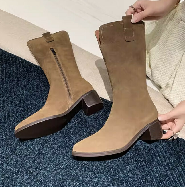 Block heel pointed-toe boots