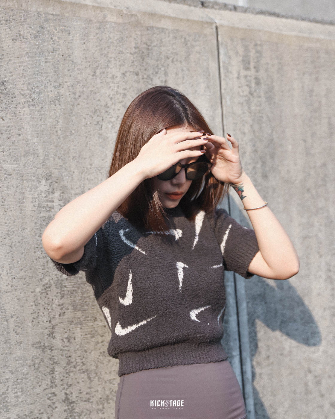 女款 NIKE NSW COZY KNIT TOP 米杏 深灰 滿版勾勾 毛絨 針織 短版 短T【FD4287】