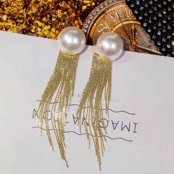 Lingering pearl ear ornaments