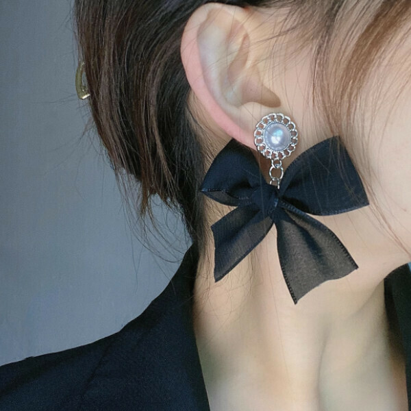 Lacey black butterfly knotted with pearl ears