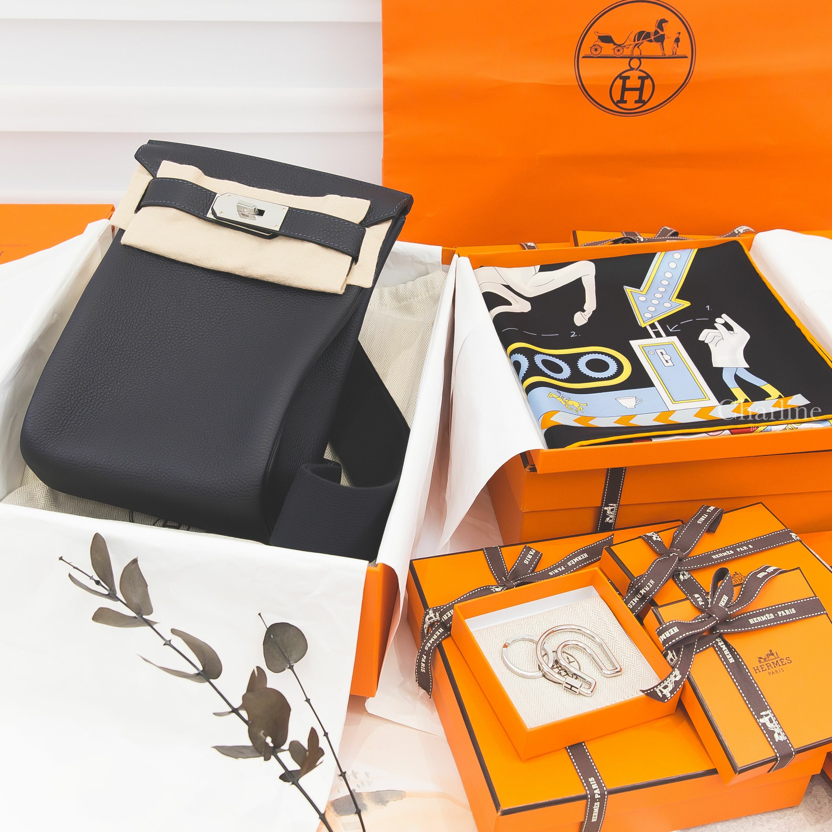 Hermès Hac A Dos PM 3Y Caban Togo B刻深藍色銀釦小型斜背肩背包,Hermès 黑色/紅色/彩色雙人茶會真絲方巾,Hermès 銀色簍空馬蹄黑色H字樣不銹鋼鑰匙圈-Charline Boutique 精品代購