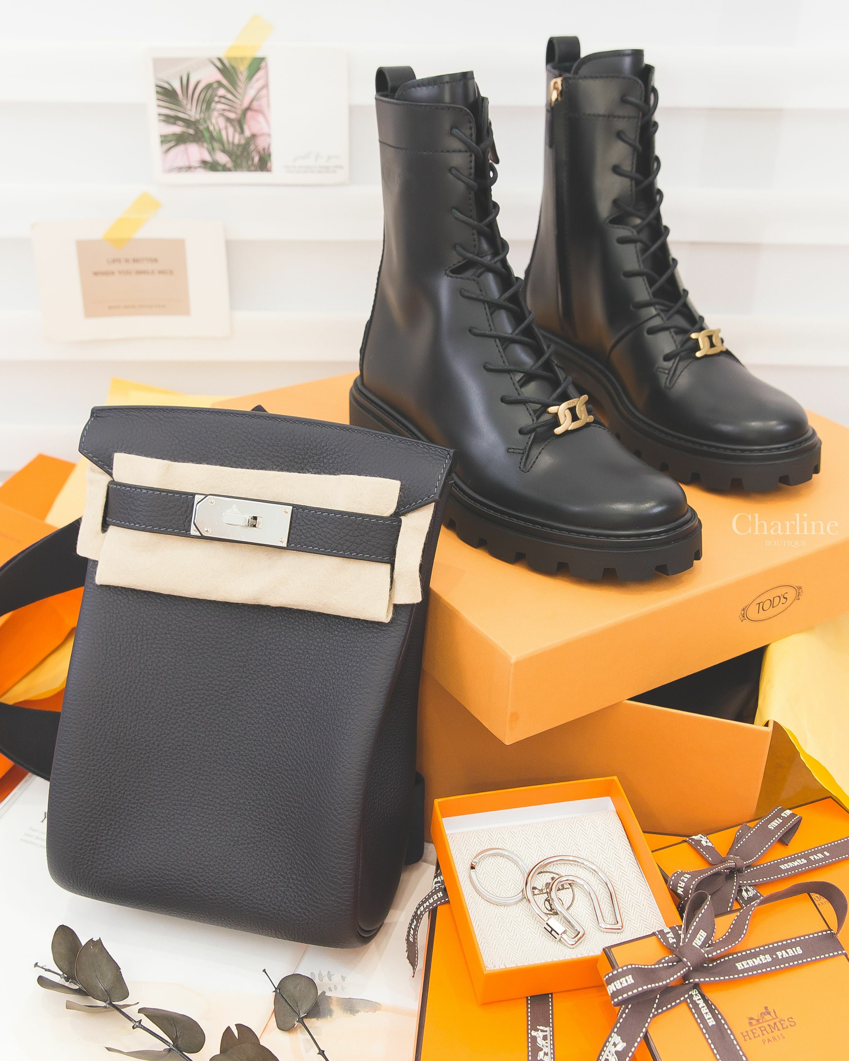 Hermès Hac A Dos PM 3Y Caban Togo B刻深藍色銀釦小型斜背肩背包,Tod's 黑色皮革金色鍊條綁帶拉鍊低跟短靴,Hermès 銀色簍空馬蹄黑色H字樣不銹鋼鑰匙圈-Charline Boutique 精品代購